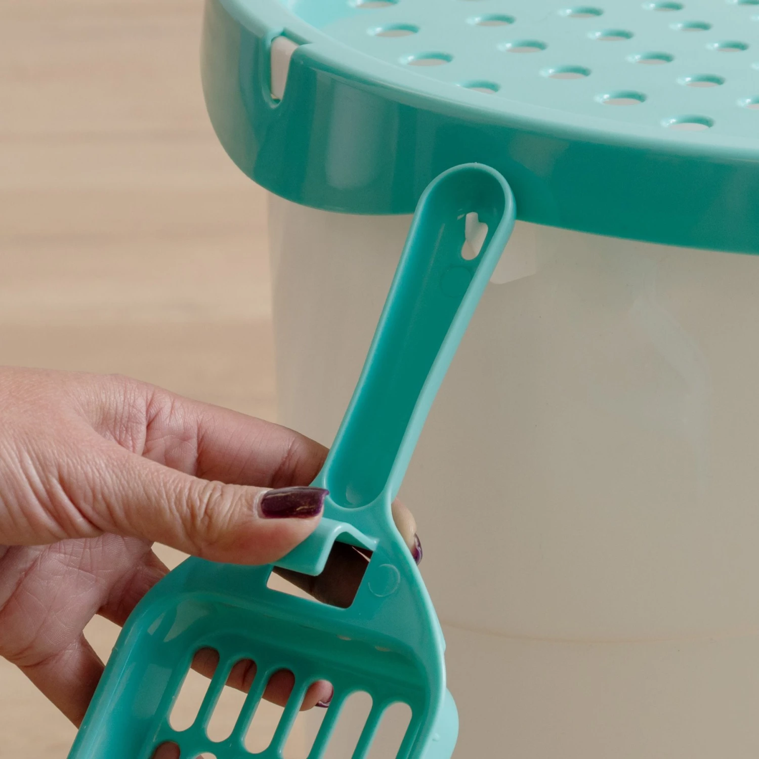 IRIS USA Large Round Top Entry Cat Litter Box & Scoop 7 IRIS USA Large Round Top Entry Cat Litter Box & Scoop - Image 7