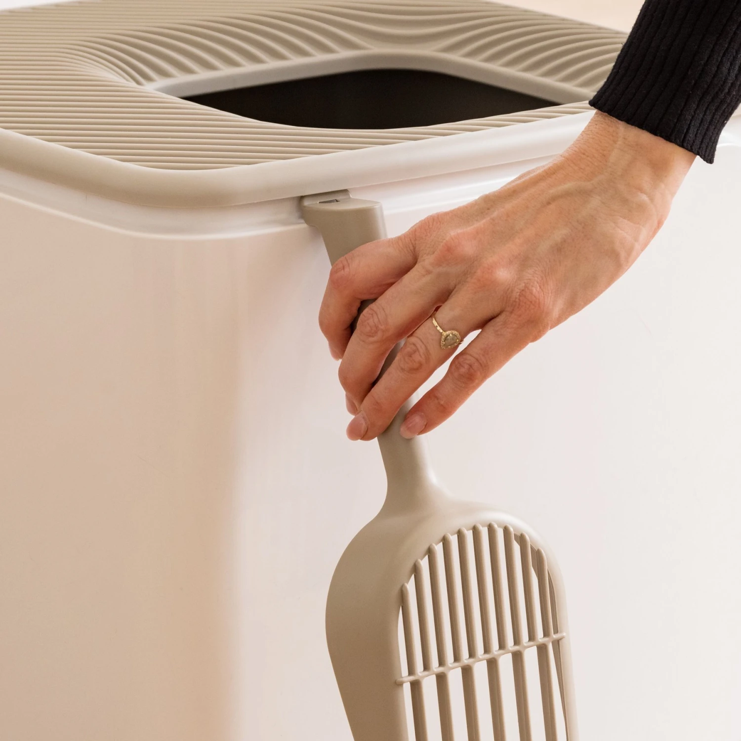 IRIS USA Premium Square Top Entry Cat Litter Box With Scoop, White & Gray, Large 8 IRIS USA Premium Square Top Entry Cat Litter Box With Scoop, White & Gray, Large - Image 8